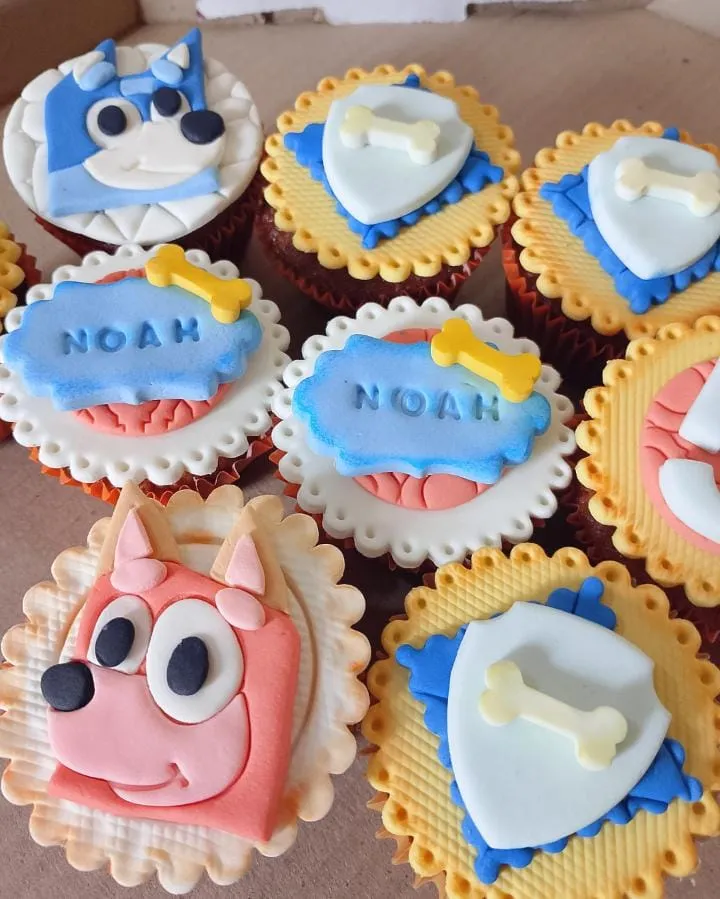 Cupcakes decorados com pasta americana em tema infantil, com personagens e detalhes coloridos